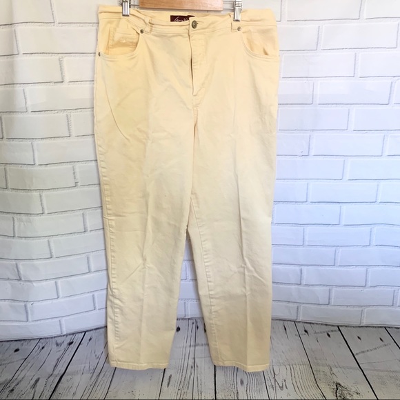 Gloria Vanderbilt Denim - GLORIA VANDERBILT. Yellow Amanda  jeans. Size 16